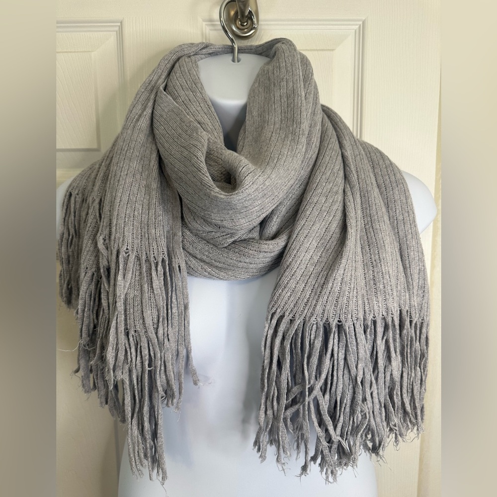 Motto Gray Fringe Sweater Wrap Cape Poncho Scarf - Picture 3 of 5